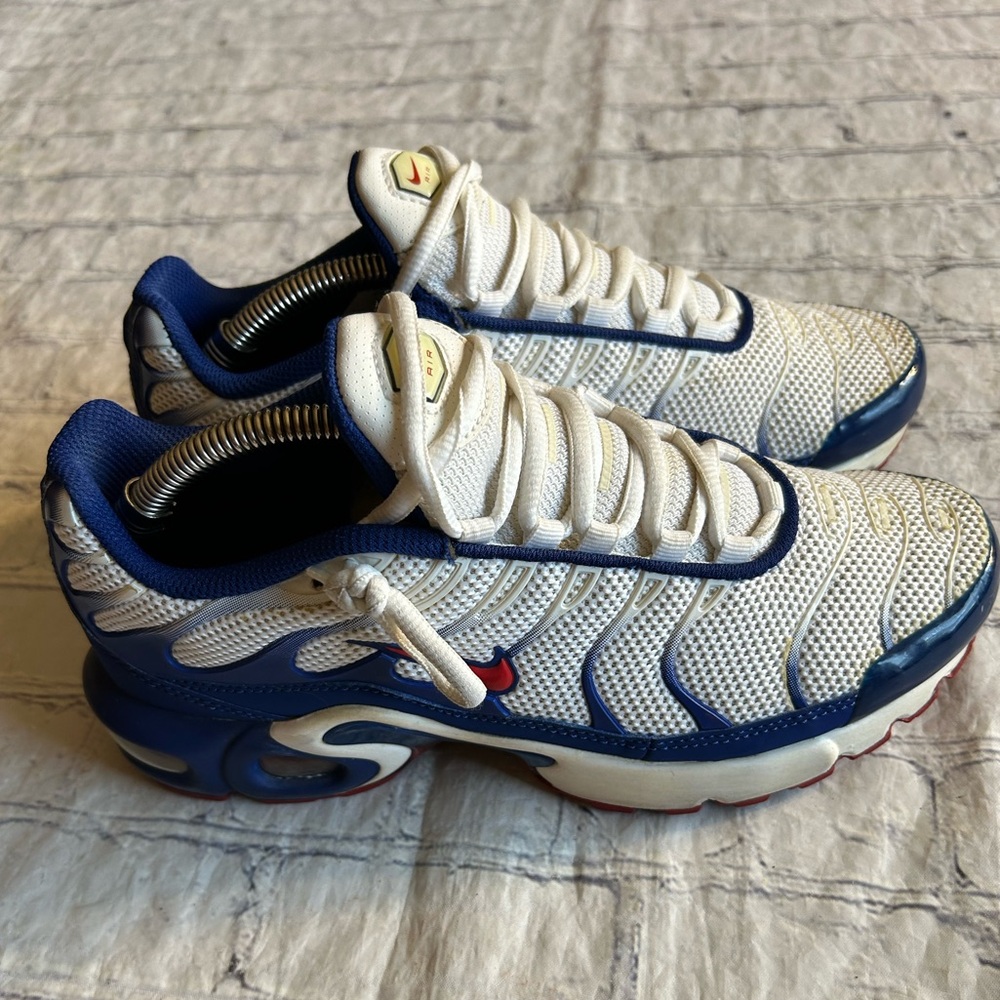 NIKE AIR MAX PLUS (2019) WHITE/BLUE/RED YOUTH RUNNING SHOES SIZE 6Y